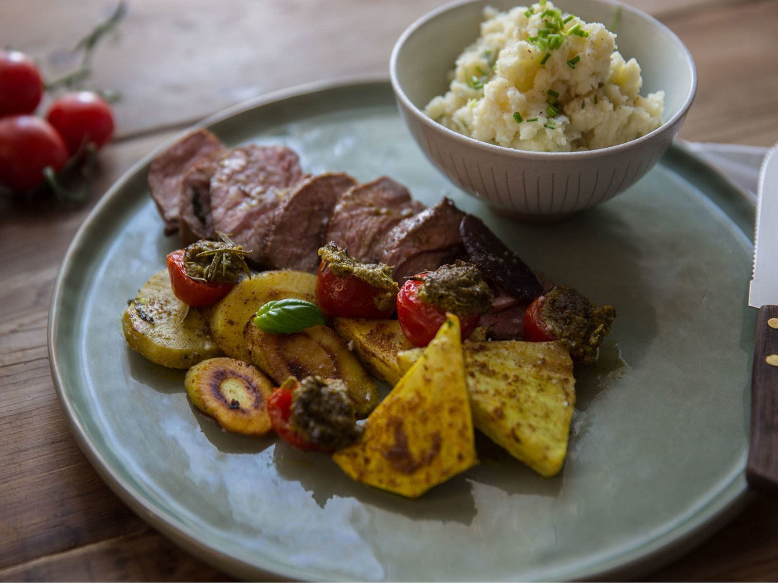 recipe image Tendre et relevé gigot d'agneau avec ses légumes frais