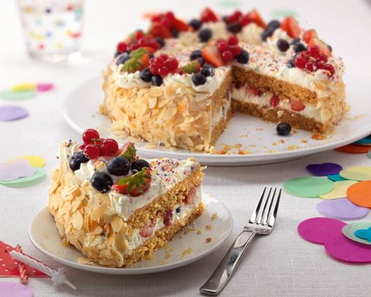 recipe image Gâteau d’anniversaire à la crème et aux fruits frais