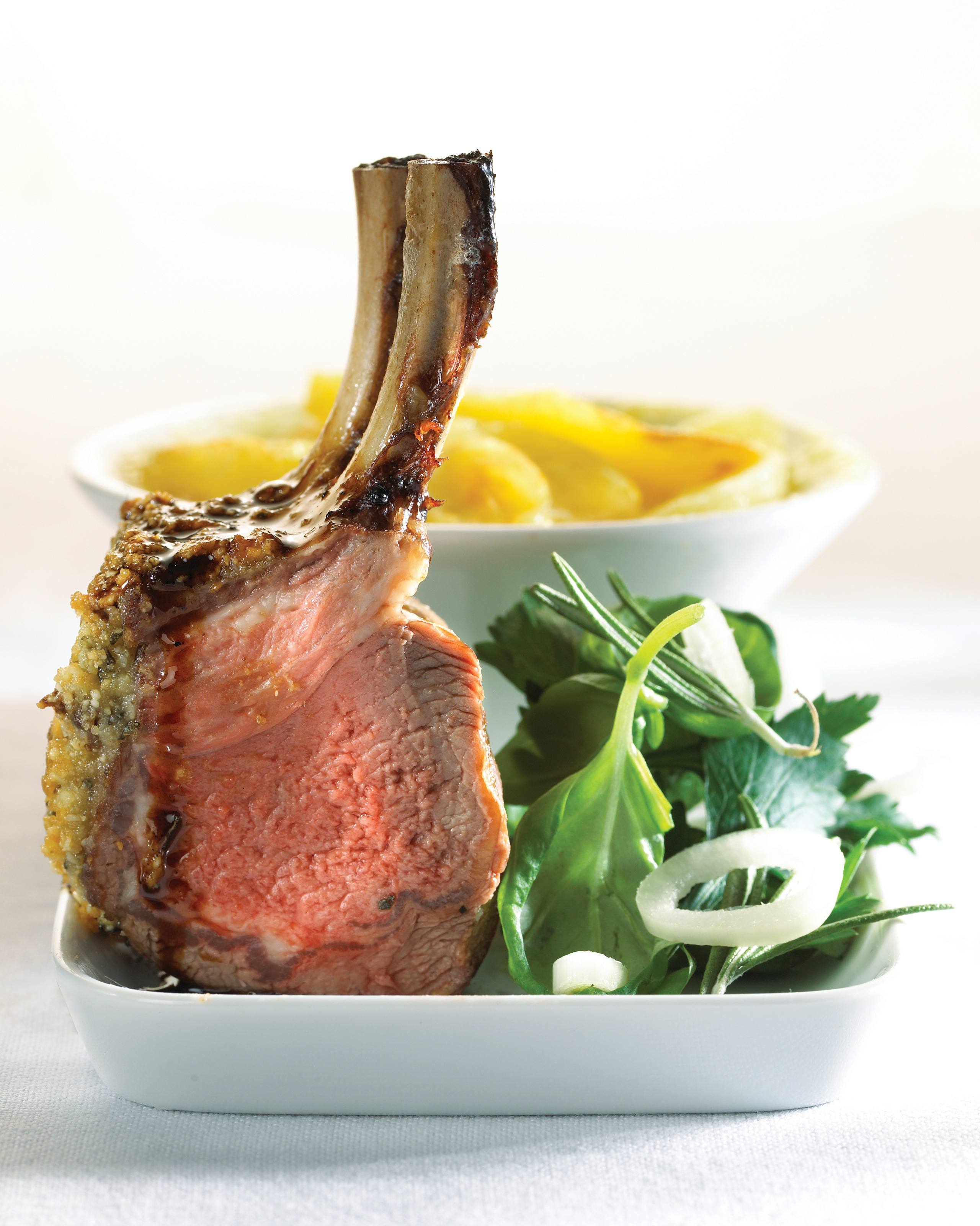 recipe image Carré d’agneau en croûte d'herbes et gratin de pommes de terre au romarin