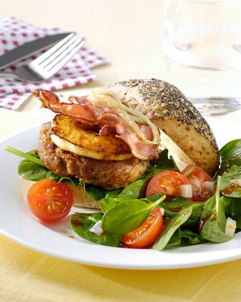 recipe image Hamburgers de poulet à la pomme, oignon et lard, salade de tomates et d’épinards