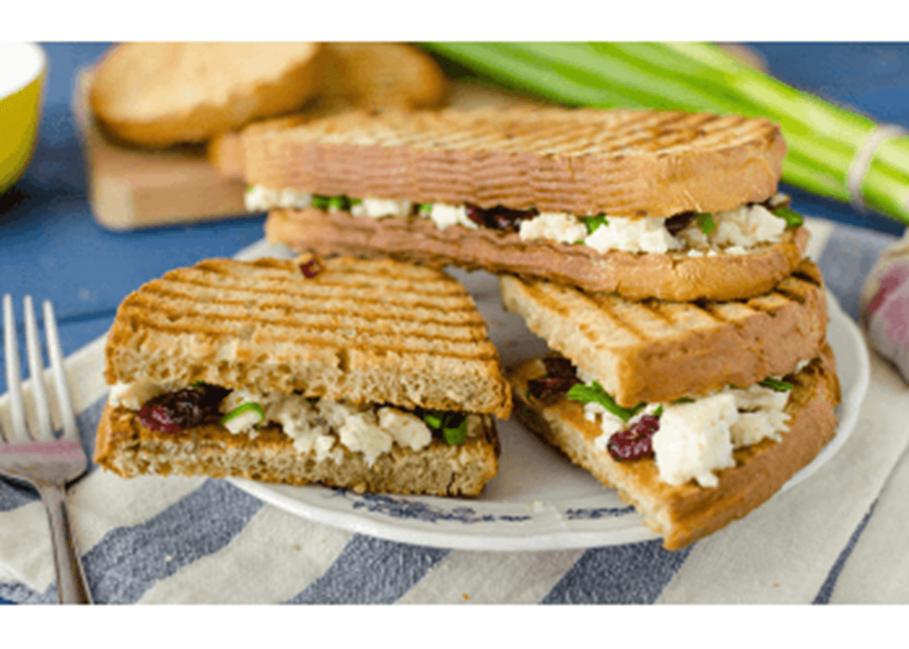 recipe image Sandwich gourmand roquefort, cranberries, noix