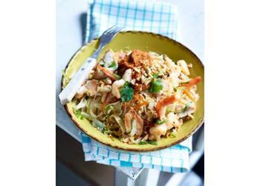 recipe image Nouilles asiatiques aux crevettes et poulet style pad thaï