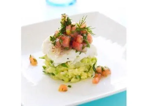 recipe image Merlu poché et son onctueuse purée de jeune oignons accompagné d'un tartare de tomates aux herbes