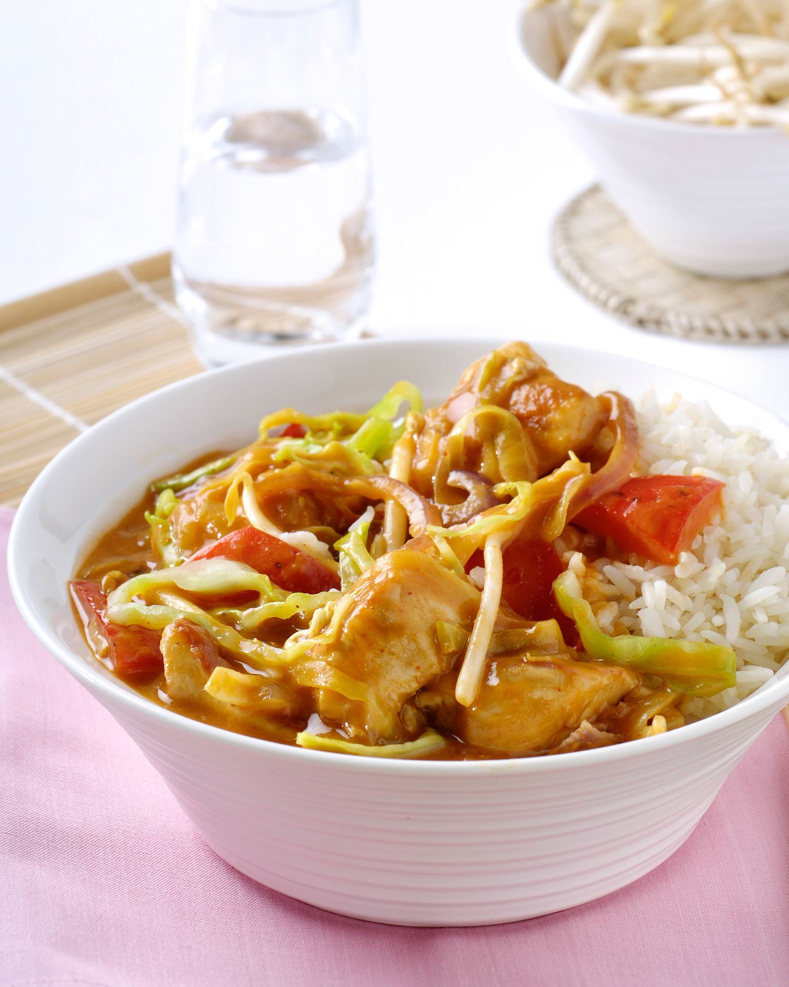 recipe image Curry Thaï au poulet et aux légumes avec du riz blanc
