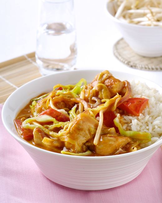 recipe image Curry Thaï au poulet et aux légumes avec du riz blanc