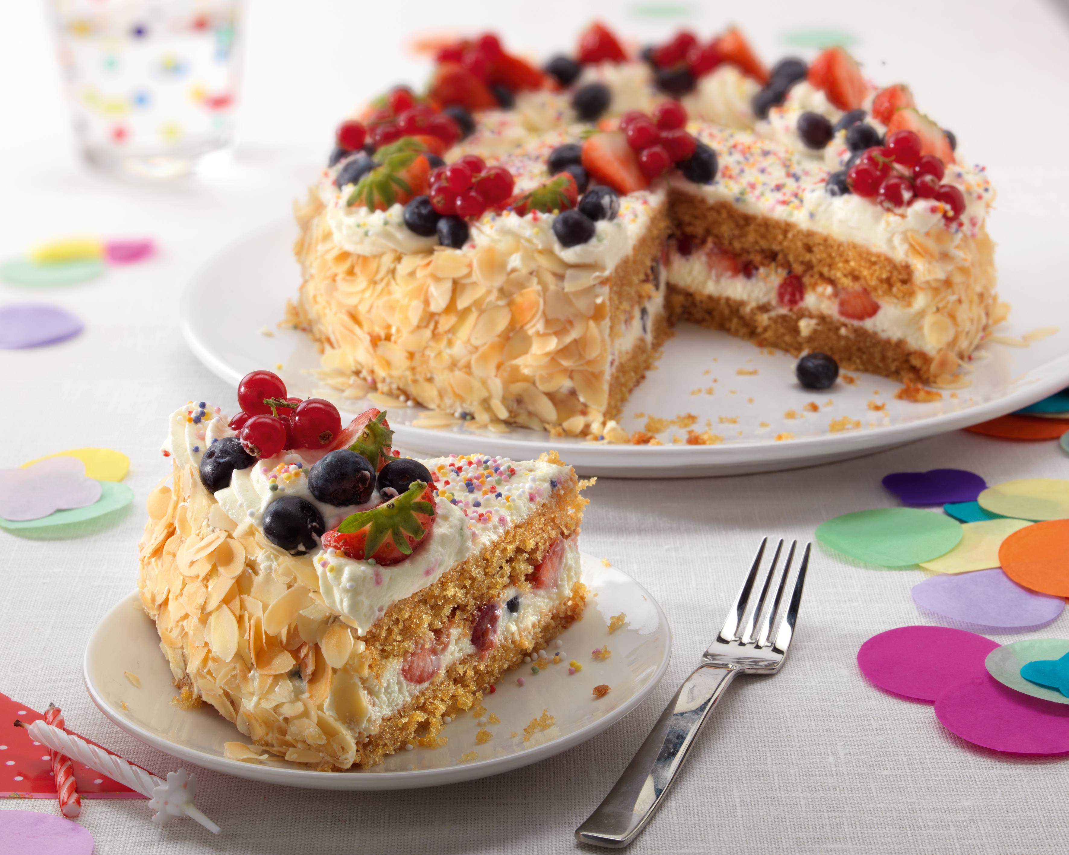 Gâteau d’anniversaire à la crème et aux fruits frais